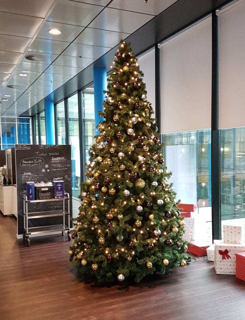 Een kerstboom voor op kantoor huren Kerstboomhuren.nl